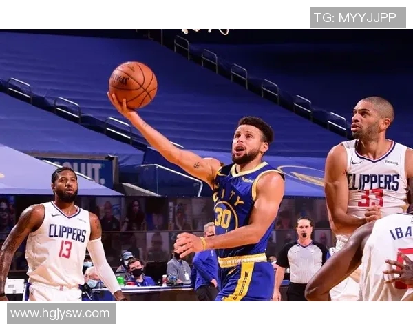 勇士对阵快船库里精彩表现引发球迷热议得分创纪录 勇士对阵快船库里精彩表现引发球迷热议得分创纪录